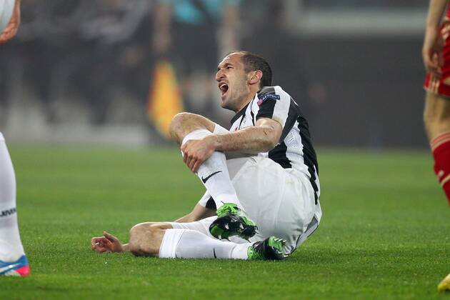 Grobes Foul an Giorgio CHIELLINI 3 (Juventus Turin) von Mario MANDZUKIC 9 (FC Bayern Muenchen) EP_CKT