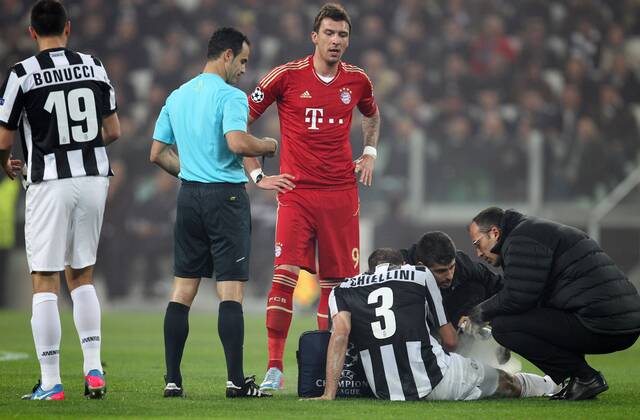 Grobes Foul an Giorgio CHIELLINI 3 (Juventus Turin) von Mario MANDZUKIC 9 (FC Bayern Muenchen) EP_CKT