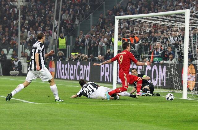 Torchance von Mario MANDZUKIC 9 (FC Bayern Muenchen) aus Juve Sicht Giorgio CHIELLINI 3 (Juventus Turin), Simone PADOIN 20 (Juventus Turin) und Gianluigi BUFFON 1 (Juventus Turin) EP_CKT