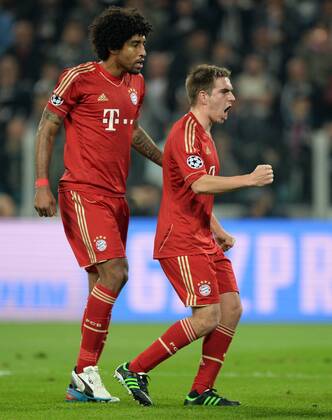 FUSSBALL CHAMPIONS LEAGUE VIERTELFINALE RUECKSPIEL 2012 2013 Juventus Turin - FC Bayern Muenchen 10.04.2013 Emotional: Dante (li) und Philipp Lahm (re, beide FC Bayern Muenchen) 