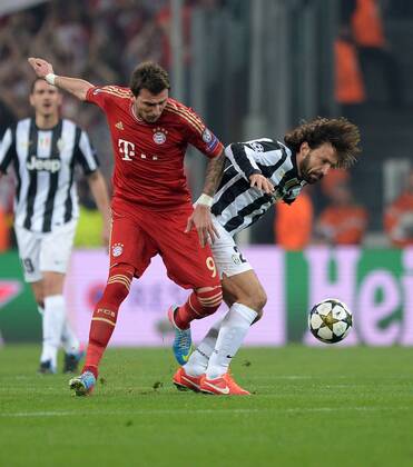 FUSSBALL CHAMPIONS LEAGUE VIERTELFINALE RUECKSPIEL 2012 2013 Juventus Turin - FC Bayern Muenchen 10.04.2013 Mario Mandzukic (li, FC Bayern Muenchen) gegen Andrea Pirlo (re, Juventus Turin) 