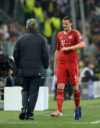 FUSSBALL CHAMPIONS LEAGUE VIERTELFINALE RUECKSPIEL 2012 2013 Juventus Turin - FC Bayern Muenchen 10.04.2013 Musste verletzt ausgewechselt werden: Daniel van Buyten (re), Links Trainer Jupp Heynckes (beide FC Bayern Muenchen) 