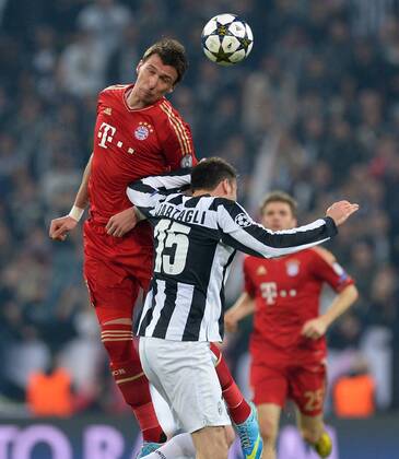 FUSSBALL CHAMPIONS LEAGUE VIERTELFINALE RUECKSPIEL 2012 2013 Juventus Turin - FC Bayern Muenchen 10.04.2013 Mario Mandzukic (li, FC Bayern Muenchen) gegen Andrea Barzagli (re, Juventus Turin)  FUL2100413027