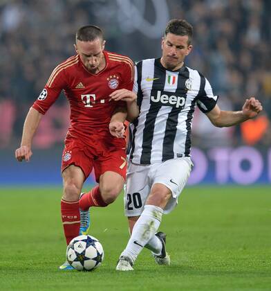 FUSSBALL CHAMPIONS LEAGUE VIERTELFINALE RUECKSPIEL 2012 2013 Juventus Turin - FC Bayern Muenchen 10.04.2013 Franck Ribery (li, FC Bayern Muenchen) gegen Simone Padoin (re, Juventus Turin)  FUL2100413028