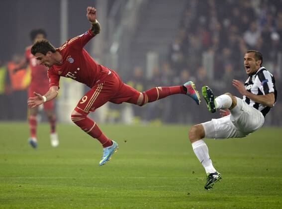 10.04.2013, Fussball Champions League Viertelfinale Rückspiel: Juventus Turin - FC Bayern München, in der Juventus-Arena in Turin (Italien). v.li: Mario Mandzukic (Bayern München) gegen Giorgio Chiellini (Juventus Turin).