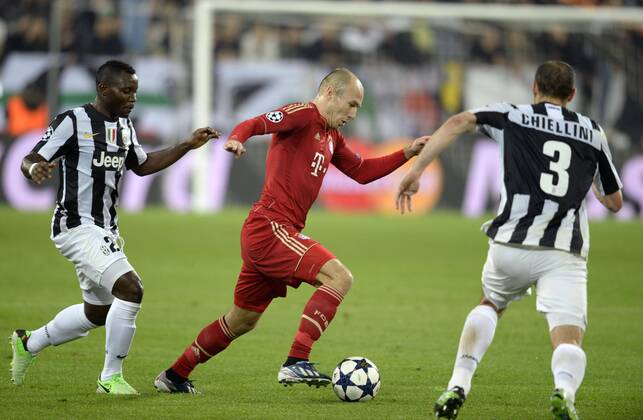 10.04.2013, Fussball Champions League Viertelfinale Rückspiel: Juventus Turin - FC Bayern München, in der Juventus-Arena in Turin (Italien). Arjen Robben (mitte, Bayern München) im Zweikampf.
