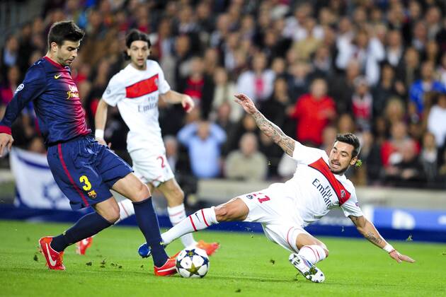 Gerard Pique (Barcelona) vs Ezequiel Lavezzi (PSG) - FC Barcelona vs PSG Paris Saint Germain - 10 04 2013 JBAutissier Panoramic 