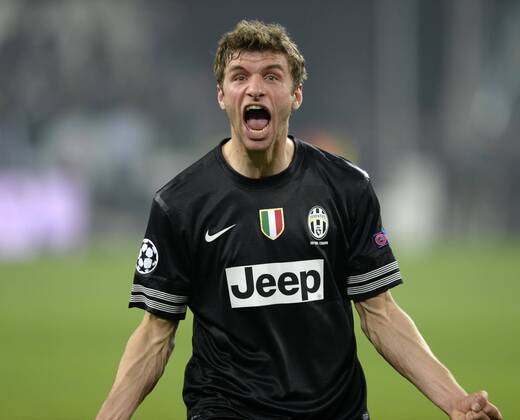10.04.2013, Fussball Champions League Viertelfinale Rückspiel: Juventus Turin - FC Bayern München, in der Juventus-Arena in Turin (Italien). Schlussjubel Thomas Müller (Bayern München) mit dem Trikot von Buffon.