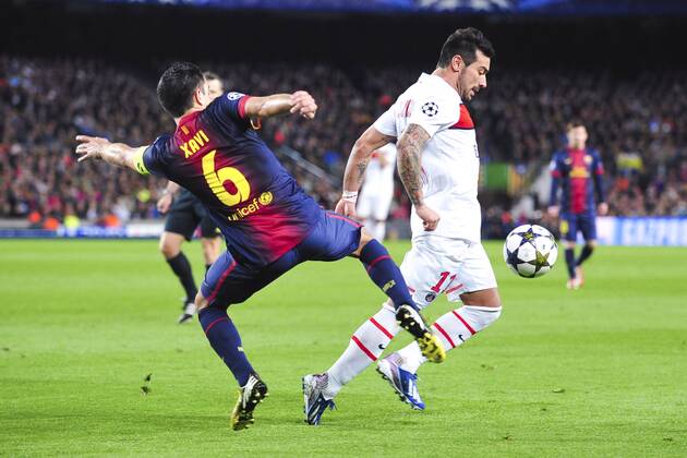 Xavi Hernandez (Barcelone) vs Ezequiel Lavezzi (PSG) FOOT : FC Barcelone vs PSG - Quart de Final retour de la ligue des Champions - 10 04 2013 JBAutissier Panoramic 