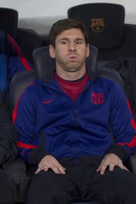 UEFA Champions League FC Barcelona v Paris Saint-Germain. Lionel Messi en el banquillo poco antes de empezar el partido. 