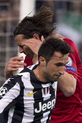 Daniel Van Buyten (Bayern), Mirko Vucinic (Juventus), APRIL 10, 2013 - Football Soccer : UEFA Champions League Quarter-final 2nd leg match between Juventus 0-2 Bayern Munchen at Juventus Stadium in Turin, Italy.  ( ptmb040702)