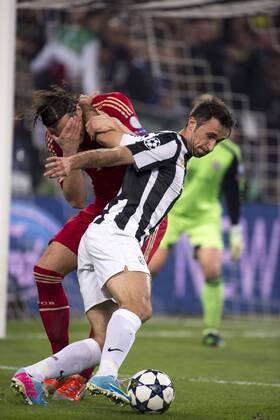 Daniel Van Buyten (Bayern), Mirko Vucinic (Juventus), APRIL 10, 2013 - Football Soccer : UEFA Champions League Quarter-final 2nd leg match between Juventus 0-2 Bayern Munchen at Juventus Stadium in Turin, Italy.  ( ptmb040703)