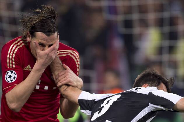Daniel Van Buyten (Bayern), Mirko Vucinic (Juventus), APRIL 10, 2013 - Football Soccer : UEFA Champions League Quarter-final 2nd leg match between Juventus 0-2 Bayern Munchen at Juventus Stadium in Turin, Italy.  ( ptmb040705)