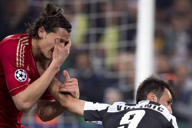 Daniel Van Buyten (Bayern), Mirko Vucinic (Juventus), APRIL 10, 2013 - Football Soccer : UEFA Champions League Quarter-final 2nd leg match between Juventus 0-2 Bayern Munchen at Juventus Stadium in Turin, Italy.  ( ptmb040706)