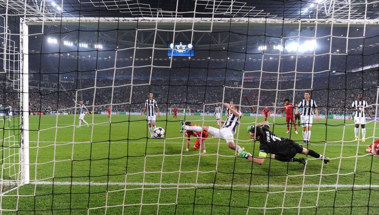(130411) -- TURIN, April 10, 2013 (Xinhua) -- Bayern Munich s Mario Mandzukic (C) scores during the Champions League quarter-final second leg soccer match against Juventus in Turin, Italy, April 10, 2013. Bayern Munich won 2-0 and advanced into semi-finals. (Xinhua Alberto) ITALY-TURIN-SOCCER-UEFA-JUVENTUS-BAYERN MUNICH 
