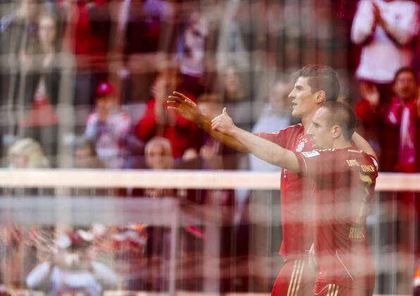 Mario Gomez ( Bayern 33 ) jubelt nach dem Tor zum 2-0 mit Frank Ribery (Bayern 7) Jubel, Freude, Emotionen, Feiern, Lachen, jubelt, freuen, reisst die Arme hoch, ballt die Faust FC BAYERN MUENCHEN - 1.FC NUERNBERG (4-0) Fussball 1. Bundesliga , Muenchen, am 13.04.2013 29.Spieltag, Spieltag29, Saison 2012 2013, Saison1213, Liga01, 1.Liga, 1.Bundesliga, FCB, München, Nürnberg