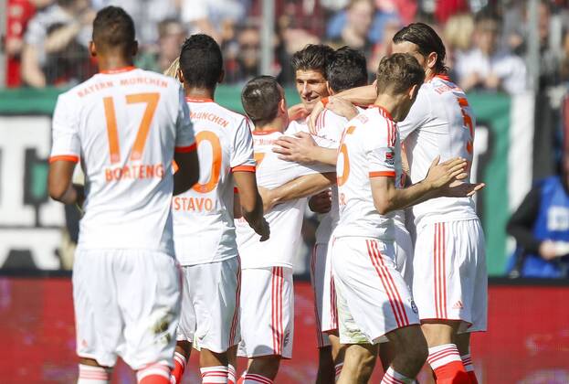 Mario Gomez ( Bayern 33 ) jubelt nach dem Tor zum 0-5 mit RAFINHA (FCB Nr.13), Thomas Müller Mueller (Bayern 25) Jubel, Freude, Emotionen, Feiern, Lachen, jubelt, freuen, reisst die Arme hoch, Fussball 1. Bundesliga, in Hannover, am 20.04.2013 Hannover 96 - FC Bayern München 1-6 30.Spieltag, Saison 2012 2013 Liga1, Spieltag30