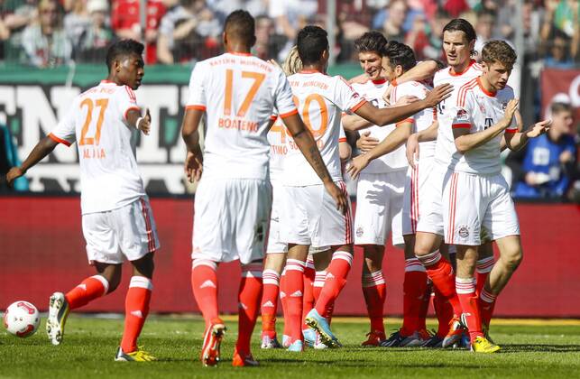 Mario Gomez ( Bayern 33 ) jubelt nach dem Tor zum 0-5 mit RAFINHA (FCB Nr.13), Claudio PIZARRO FCB Nr.14, Thomas Müller Mueller (Bayern 25) Jubel, Freude, Emotionen, Feiern, Lachen, jubelt, freuen, reisst die Arme hoch, ballt die Faust Christian PANDER (HAN 24) Emotionen, enttäuscht, Enttäuschung, Frust, frustriert, Trauer ,traurig, verzweifelt, Verzweiflung Fussball 1. Bundesliga, in Hannover, am 20.04.2013 Hannover 96 - FC Bayern München 1-6 30.Spieltag, Saison 2012 2013 Liga1, Spieltag30