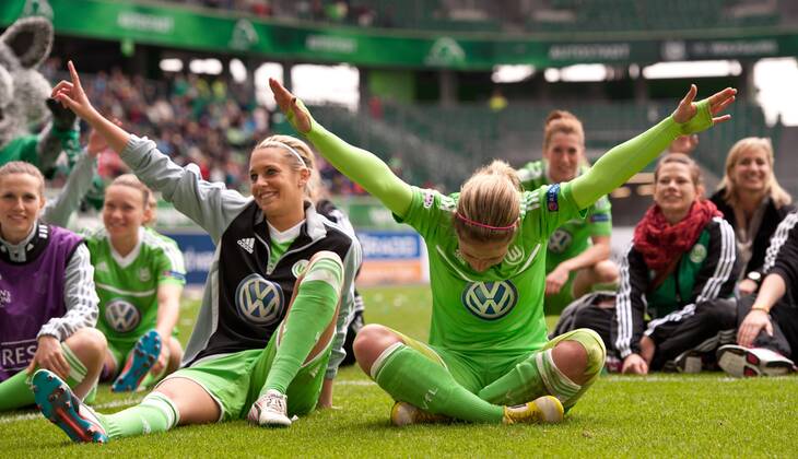 Die Spielerinnen von Wolfsburg freuen sich über den 2-1 Sieg. Lena GOESSLING und Anna BLÄSSE (vl VfL) Fussball Frauen Championsleague - Saison 2012 2013, Halbfinale Rueckspiel: VfL Wolfsburg - FC Arsenal London in Wolfsburg, Deutschland am 21.04.2013,