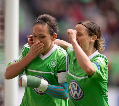 Jubel nach dem Tor zum 2-1: Torschützin Nadine KESSLER und Martina MUELLER (vl beideVfL) Fussball Frauen Championsleague - Saison 2012 2013, Halbfinale Rueckspiel: VfL Wolfsburg - FC Arsenal London in Wolfsburg, Deutschland am 21.04.2013,
