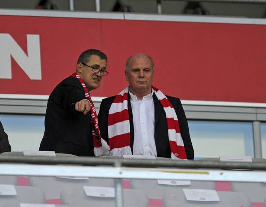 23.04.2013, Fussball Champions League Halbfinale Hinspiel: FC Bayern München - FC Barcelona, in der Allianz-Arena München. v.li: Finanzvorstand Jan-Christian Dreesen (Bayern München) mit Präsident Uli Hoeneß (München, Höness, Höneß, Hoeness, Hoeneß) auf der Ehrentribüne.