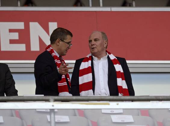23.04.2013, Fussball Champions League Halbfinale Hinspiel: FC Bayern München - FC Barcelona, in der Allianz-Arena München. v.li: Finanzvorstand Jan-Christian Dreesen (Bayern München) mit Präsident Uli Hoeneß (München, Höness, Höneß, Hoeness, Hoeneß) auf der Ehrentribüne.