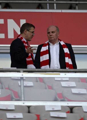 23.04.2013, Fussball Champions League Halbfinale Hinspiel: FC Bayern München - FC Barcelona, in der Allianz-Arena München. v.li: Finanzvorstand Jan-Christian Dreesen (Bayern München) mit Präsident Uli Hoeneß (München, Höness, Höneß, Hoeness, Hoeneß) auf der Ehrentribüne.