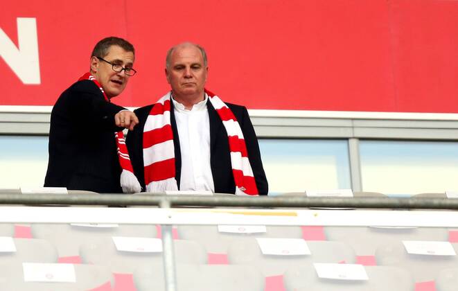 München Fußball Champions League FC Bayern München vs. FC Barcelona, v.l. Finanzvorstand Jan-Christian Dreesen (Bayern), Präsident Uli Hoeneß (Bayern)