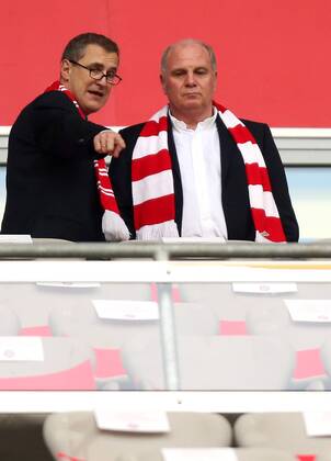 München Fußball Champions League FC Bayern München vs. FC Barcelona, v.l. Finanzvorstand Jan-Christian Dreesen (Bayern), Präsident Uli Hoeneß (Bayern)