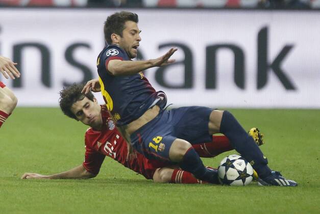 Javi MARTINEZ, FCB Nr. 8 im Zweikampf , Aktion um den Ball gegen Gabriel Milito ( 18 Barca) Aktion, Zweikampf, Spielszene, Tackling, Ball FC BAYERN MÜNCHEN - FC BARCELONA ( - ) Fussball UEFA Champions League, Halbfinale Hinspiel, München, 23.04.2013 CL Saison 2012 2013, FCB, München, BARCA