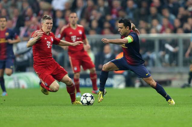 FUSSBALL - CL, Bayern vs Barcelona MUENCHEN,DEUTSCHLAND,23.APR.13 - FUSSBALL - UEFA Champions League, Halbfinale, FC Bayern München vs FC Barcelona. Bild zeigt Bastian Schweinsteiger (Bayern) und Xavi (Barcelona). 