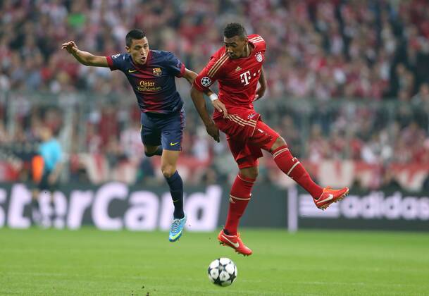 FUSSBALL - CL, Bayern vs Barcelona MUENCHEN,DEUTSCHLAND,23.APR.13 - FUSSBALL - UEFA Champions League, Halbfinale, FC Bayern München vs FC Barcelona. Bild zeigt Alexis Sanchez (Barcelona) und Jerome Boateng (Bayern). 