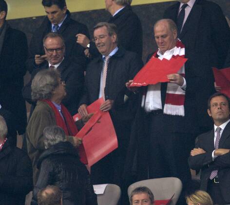 23.04.2013, Fussball Champions League Halbfinale Hinspiel: FC Bayern München - FC Barcelona, in der Allianz-Arena München. mittlerer Reihe, v.li: Vorstandsvorsitzender Karl-Heinz Rummenigge (München), Geschäftsführer Karl Hopfner (Bayern München), Präsident Uli Hoeneß (München, Höness, Höneß, Hoeness, Hoeneß) mit der Klatschpappe für die Choreografie vor dem Spiel. Davor Bayern Aufsichtsrat und Mitherausgeber des Nachrichtenmagazins Focus Helmut Markwort