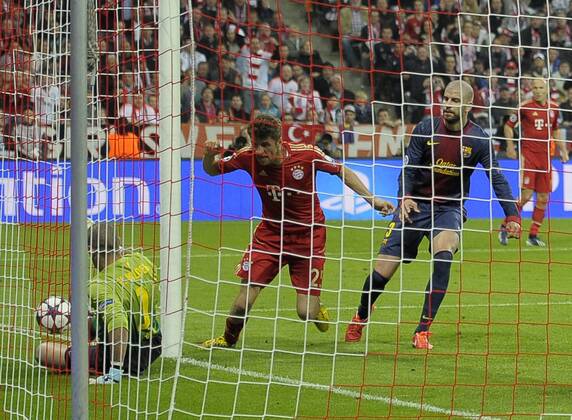 23.04.2013, Fussball Champions League Halbfinale Hinspiel: FC Bayern München - FC Barcelona, in der Allianz-Arena München. Treffer zum 1:0. v.l. Torwart Victor Valdes (Barcelona), Thomas Müller (München) und Gerard Pique (Barcelona)