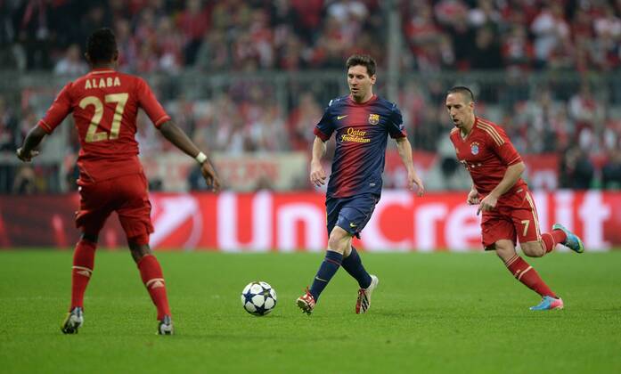 FUSSBALL CHAMPIONS LEAGUE HALBFINALE HINSPIEL 2012 2013 FC Bayern München - FC Barcelona 23.04.2013 David Alaba (li) und Franck Ribery (re, beide FC Bayern München) gegen Lionel Messi (Mitte, Barca) 
