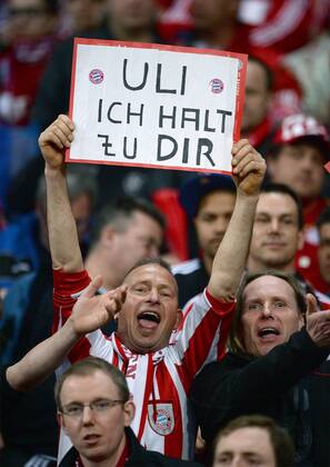 FUSSBALL CHAMPIONS LEAGUE HALBFINALE HINSPIEL 2012 2013 FC Bayern München - 23.04.2013 Ein Bayern München Fan bekennt sich zu Manager Uli Hoeness mit einem Schild mit der Aufschrift: ULI ICH HALT ZU DIR. 