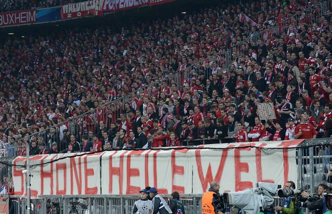 FUSSBALL CHAMPIONS LEAGUE HALBFINALE HINSPIEL 2012 2013 FC Bayern München 23.04.2013 Bayern Fans haben ein Banner mit der Aufschrift SCHÖNE HEILE WELT vor der Fankurve aufgezogen 