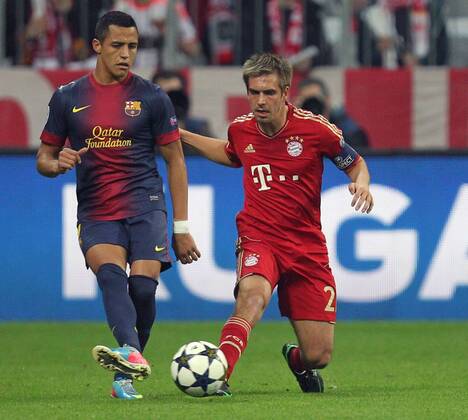 Zweikampf zwischen links Alexis SANCHEZ 9 (FC Barcelona) und Philipp LAHM 21 (FC Bayern München) EP_Kolbert