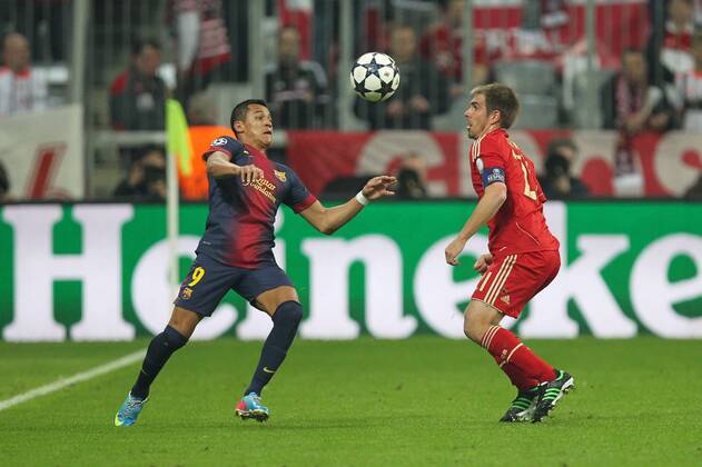 Zweikampf zwischen links Alexis SANCHEZ 9 (FC Barcelona) und Philipp LAHM 21 (FC Bayern München) EP_Kolbert