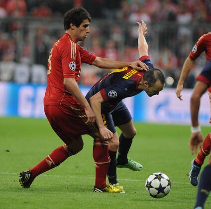 Andres INIESTA 8 (FC Barcelona) kommt gegen Javier MARTINEZ (FC Bayern München) ins Straucheln. EP_WSE