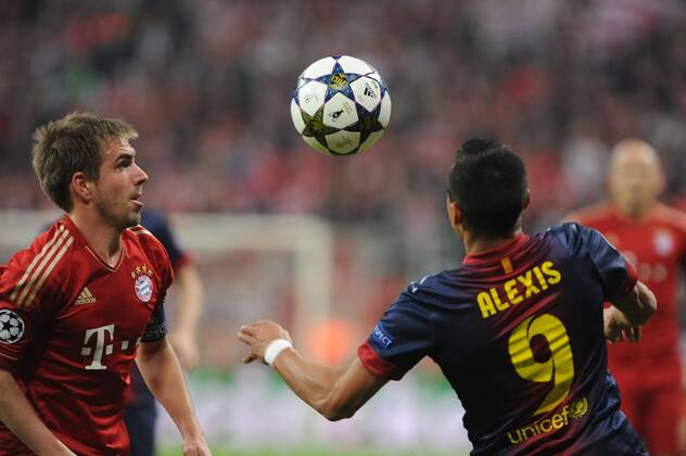 Philipp LAHM (FC Bayern München) gegen Alexis SANCHEZ 9 (FC Barcelona) EP_WSE