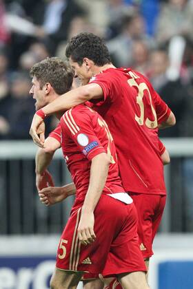 Torjubel von Thomas MUELLER 25 (FC Bayern München) und Mario GOMEZ 33 (FC Bayern München) EP_Kolbert