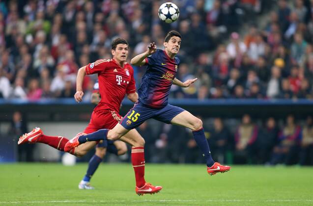 FUSSBALL - CL, Bayern vs Barcelona MUENCHEN,DEUTSCHLAND,23.APR.13 - FUSSBALL - UEFA Champions League, Halbfinale, FC Bayern München vs FC Barcelona. Bild zeigt Mario Gomez (Bayern) und Marc Bartra (Barcelona). 