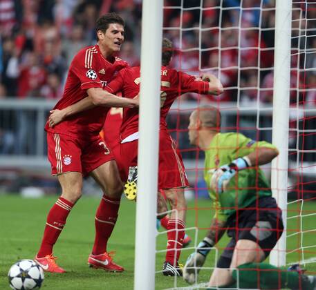 FUSSBALL - CL, Bayern vs Barcelona MUENCHEN,DEUTSCHLAND,23.APR.13 - FUSSBALL - UEFA Champions League, Halbfinale, FC Bayern München vs FC Barcelona. Bild zeigt den Jubel von Mario Gomez und Thomas Mueller (Bayern) sowie Victor Valdes (Barcelona). 