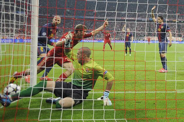 Tor zum 1-0 durch Thomas MUELLER (MÜLLER,Bayern München) gegen Victor VALDES,Torwart (Barcelona),Aktion,Jubel,Freude,Begeisterung, FC Bayern München - FC Barcelona. Fussball Champions League, Halbfinale,Hinspiel, am 23.04.2013 ,A L L I A N Z A R E N A.