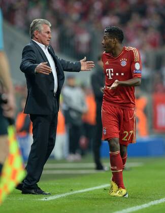 FUSSBALL CHAMPIONS LEAGUE HALBFINALE HINSPIEL 2012 2013 FC Bayern München - FC Barcelona 23.04.2013 Trainer Jupp Heynckes (FC Bayern München) und David Alaba (FC Bayern München) emotional an der Seitenlinie 