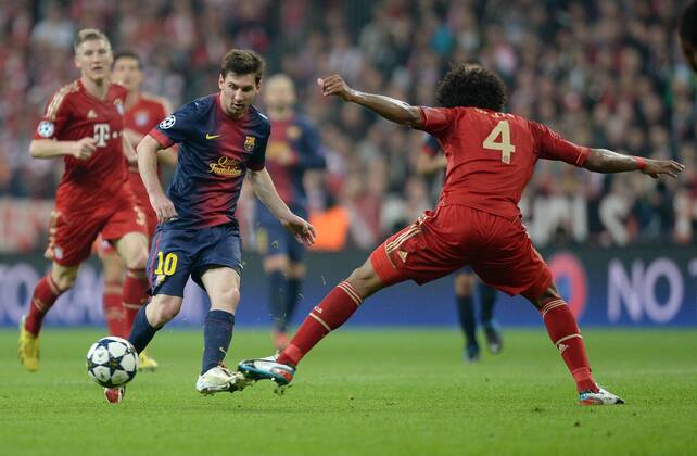 FUSSBALL CHAMPIONS LEAGUE HALBFINALE HINSPIEL 2012 2013 FC Bayern München - FC Barcelona 23.04.2013 Lionel Messi (li, Barca) gegen Dante (re, FC Bayern München) 