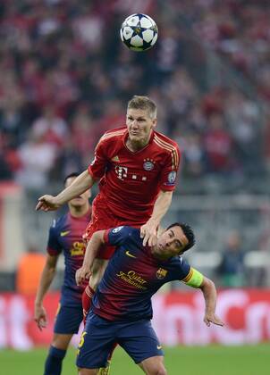 FUSSBALL CHAMPIONS LEAGUE HALBFINALE HINSPIEL 2012 2013 FC Bayern München - FC Barcelona 23.04.2013 Xavi Hernandez (Barca) schultert Bastian Schweinsteiger (FC Bayern München) 
