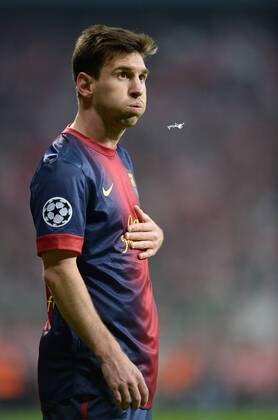 FUSSBALL CHAMPIONS LEAGUE HALBFINALE HINSPIEL 2012 2013 FC Bayern München - FC Barcelona 23.04.2013 Lionel Messi (Barca) spuckt aus 