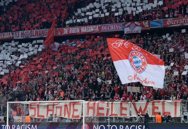 FUSSBALL CHAMPIONS LEAGUE HALBFINALE HINSPIEL 2012 2013 FC Bayern München - 23.04.2013 Bayern Fans mit einer Fan Choreographie und einem Banner SCHÖNE HEILE WELT 